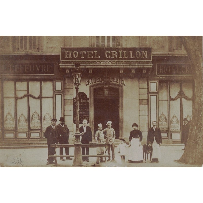 AVIGNON - HOTEL CRILLON - ANIMATION DEVANT L'ENTREE - CARTE PHOTO - NON CIRCULEE - RARE.