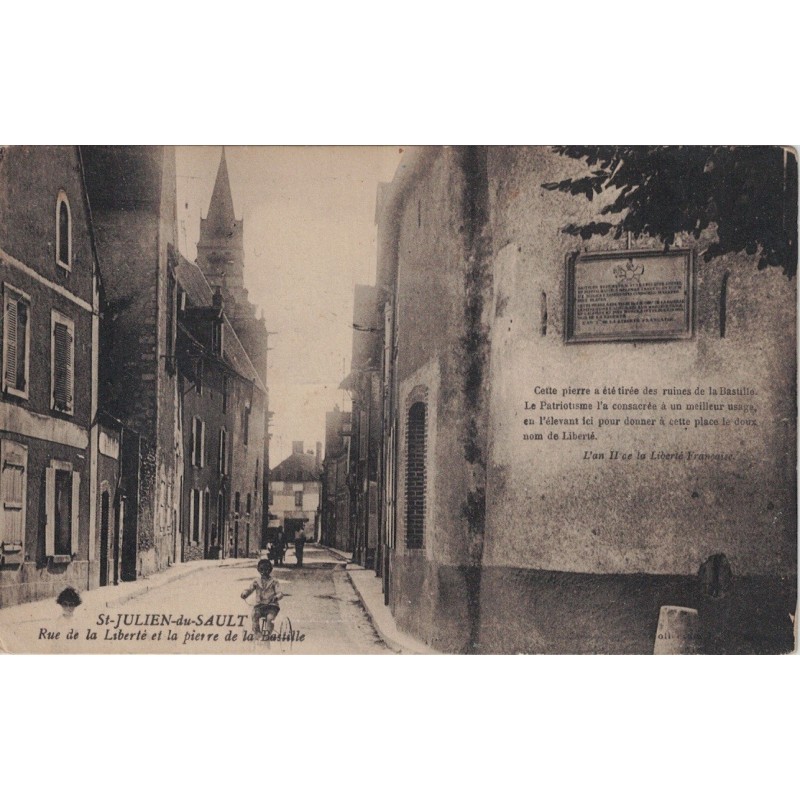 SAINT JULIEN DU SAULT - RUE DE LA LIBERTE ET LA PIERRE DE LA BASTILLE - CARTE AVEC TEXTE.