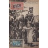 FEMME - SEINS NUS - JEUNE FILLE PORTANT UN FETICHE - GROUPE DE FETICHEUR - DAKAR - CARTE DATEE DE 1922.