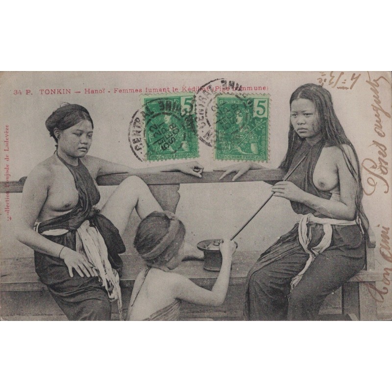 TONKIN - HANOI - FEMMES SEINS NUS - FUMANT LE KEDILLOT (PIPE COMMUNE) - CARTE DATEE DE 1908.
