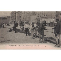 MARSEILLE - REMMAILLEURS DE...