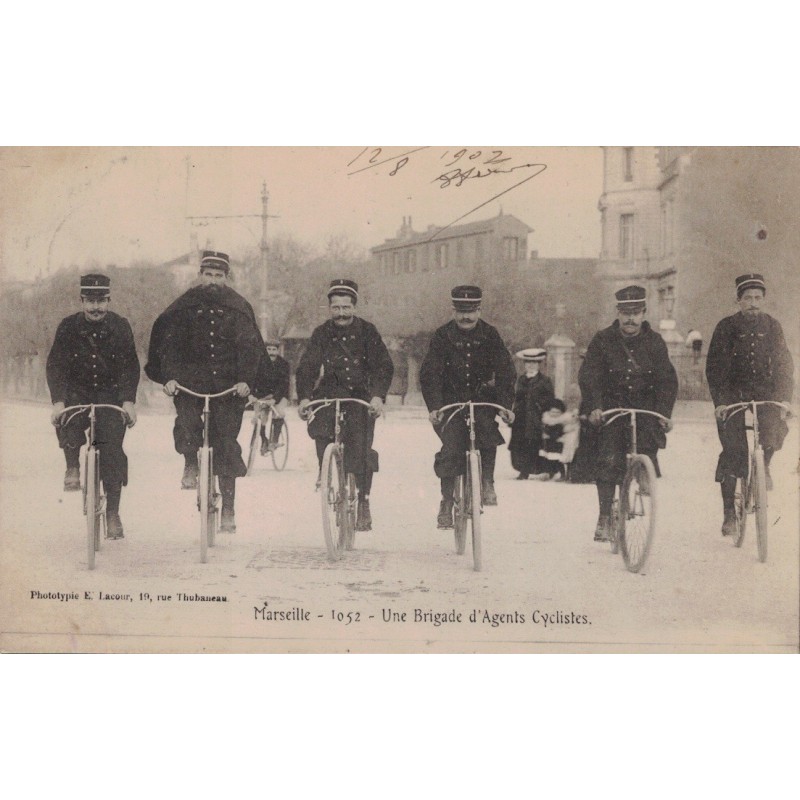 MARSEILLE - UNE BRIGADE D'AGENTS CYCLISTES - POLICE - VELO - CARTE DATEE DE 1906.