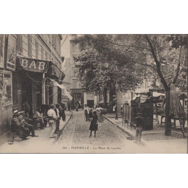 MARSEILLE - LA PLACE LENCHE - ANIMATION ET COMMERCE - CARTE NON CIRCULEE.