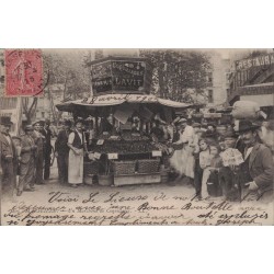 MARSEILLE - UN MARCHAND DE...