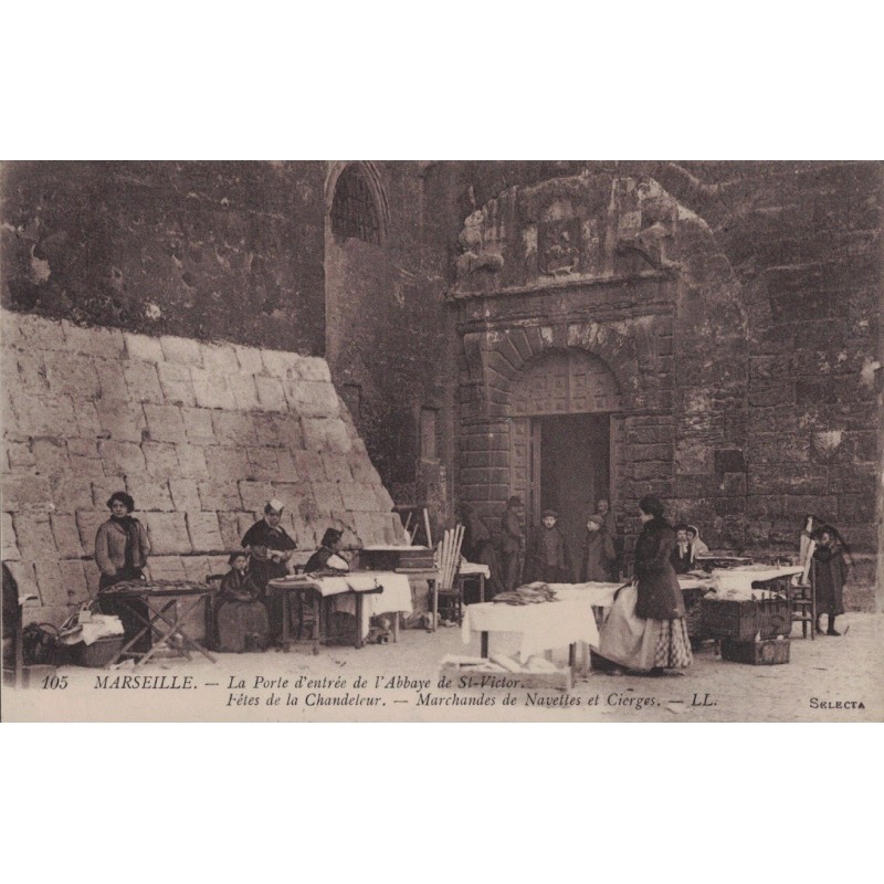 MARSEILLE - FETE DE LA CHANDELEUR - MARCHANDES DE NAVETTES ET DE CIERGES - ENTREE DE L'ABBAYE DE ST VICTOR  - CARTE DE 1915.