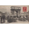 MARSEILLE - LA PORTE D'AIX ET LE MARCHE - ANIMATION - CARTE DATEE DE 1911.