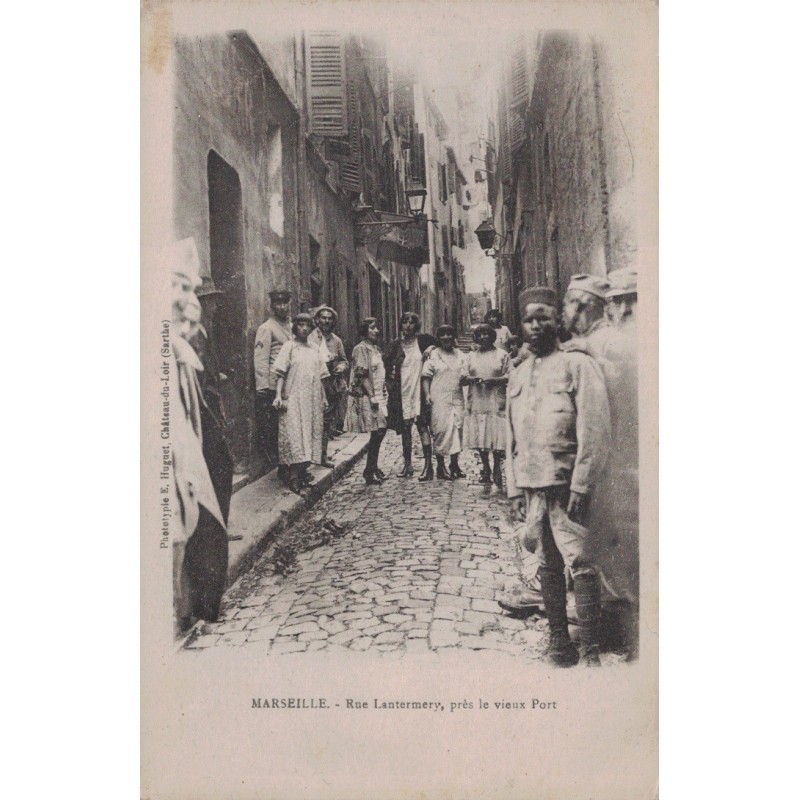 MARSEILLE - RUE LANTERMERY - PRES DU VIEUX PORT - JEUNES FEMMES ET MILITAIRE - CARTE NON CIRCULEE - RARE.