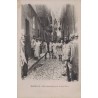 MARSEILLE - RUE LANTERMERY - PRES DU VIEUX PORT - JEUNES FEMMES ET MILITAIRE - CARTE NON CIRCULEE - RARE.