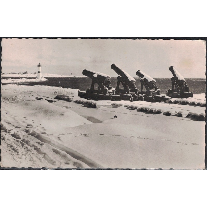 SAINT PIERRE ET MIQUELON - POINTE AUX CANONS SOUS LA NEIGE - CARTE DATEE DE 1964.