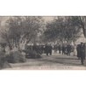 CARPENTRAS - UN COIN DE MARCHE - PROMENADE DES PLATANES - ANIMATION - CARTE DATEE DE 1911.