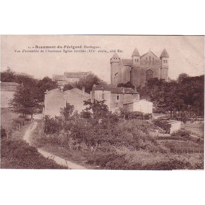 BEAUMONT DU PERIGORD - VUE D'ENSEMBLE DE L'ANCIENNE EGLISE FORTIFIEE - CARTE NEUVE.