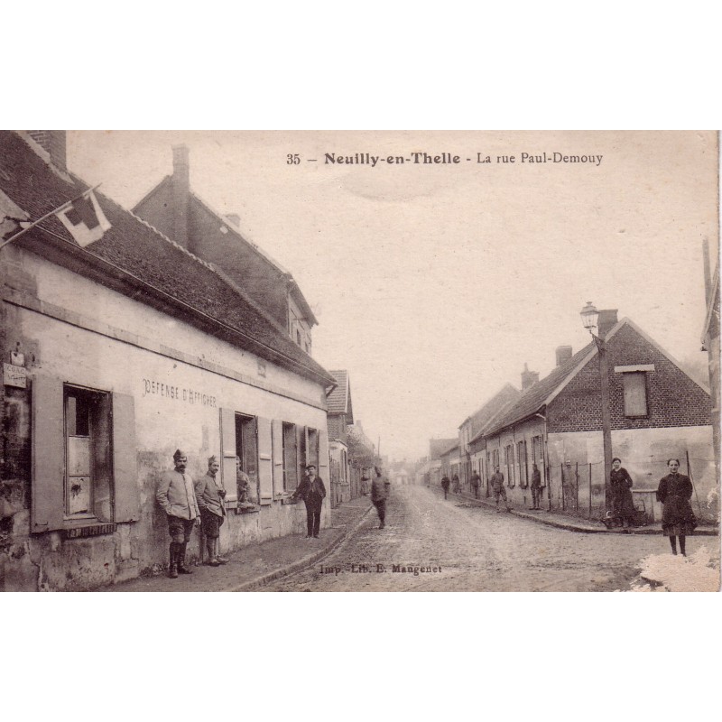 NEUILLY EN THELLE  - LA RUE PAUL DEMOUY - MILITAIRES DEVANT UN HOPITAL  DRAPEAU CROIX ROUGE - CARTE AVEC TEXTE.