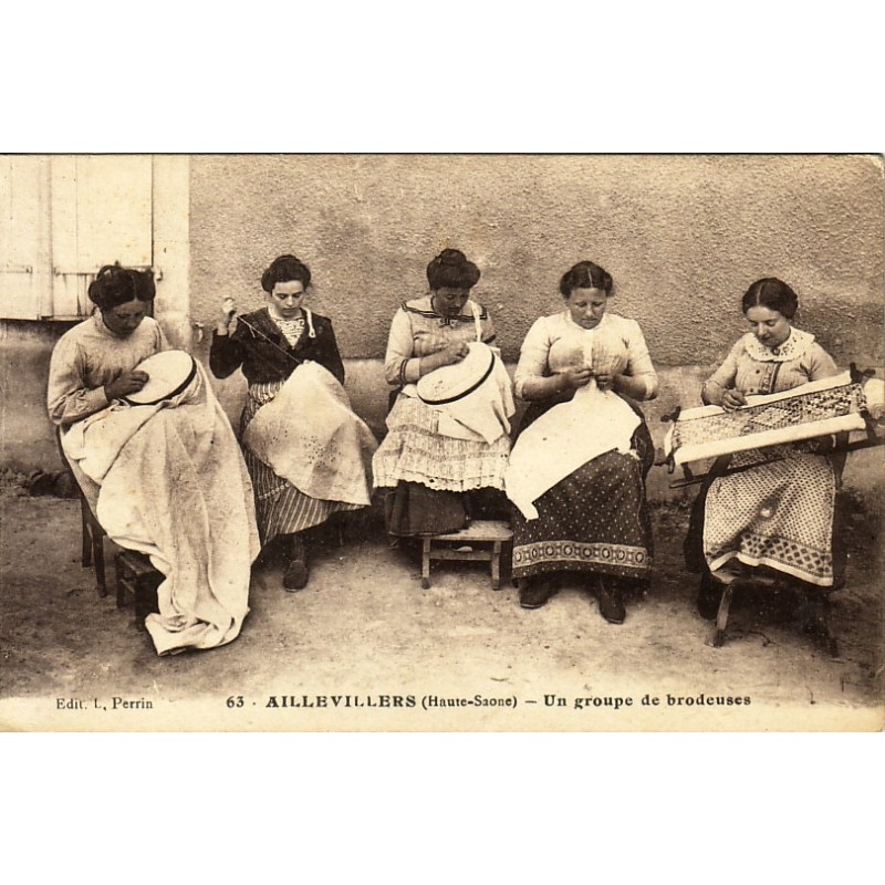 AILLEVILLERS - UN GROUPE DE BRODEUSES - CARTE DATEE DE 1919.