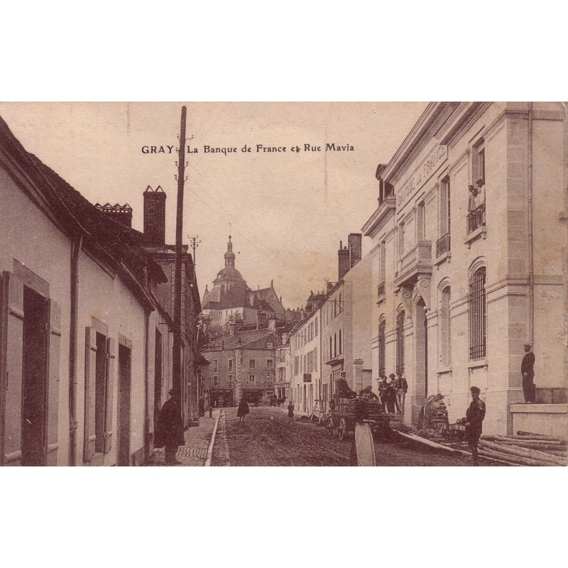 GRAY - LA BANQUE DE FRANCE ET RUE MAVIA - ANIMATION - PEU COURANTE SOUS CE PLAN - CARTE DATEE DE 1914.