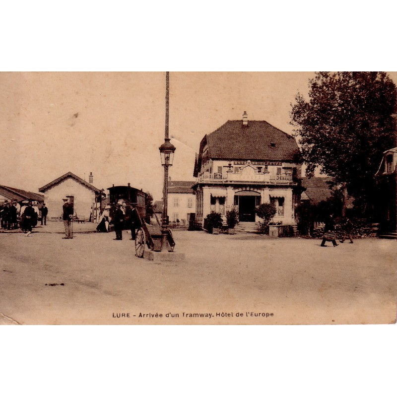 LURE - ARRIVEE D'UN TRAMWAY - HOTEL DE L'EUROPE - CARTE DATEE DE 1918.