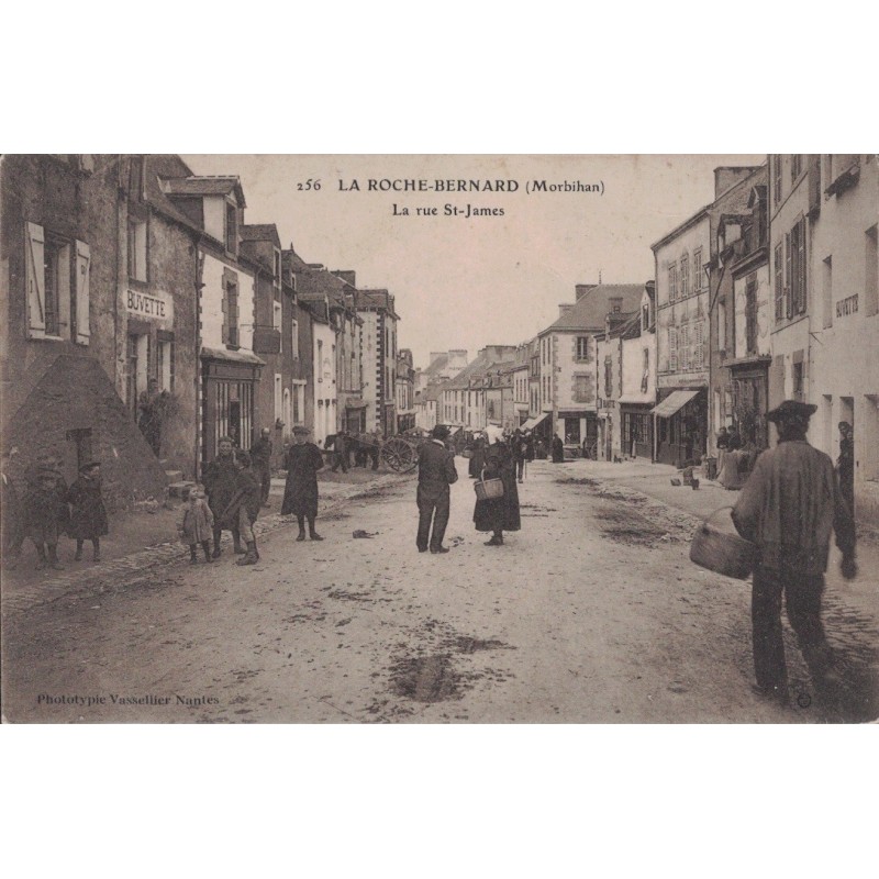 LA ROCHE BERNARD - LA RUE ST-JAMES - ANIMATION - CARTE DATEE DE 1907.