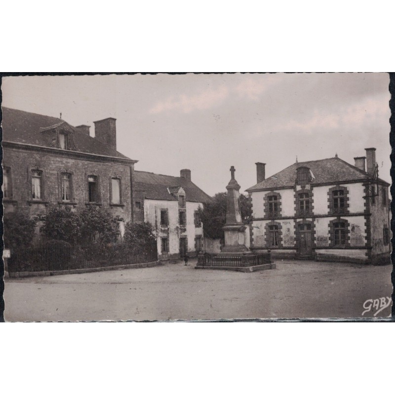 PLUMELEC - LE MONUMENT AUX MORTS ET LA MAIRIE - PAS DE TEXTE.