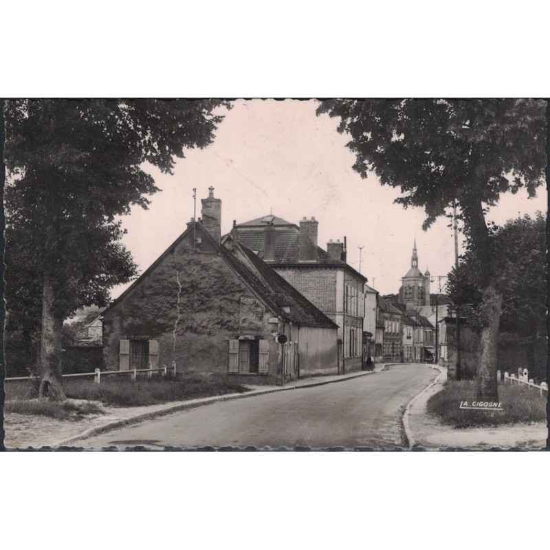 VILLENAUXE - LA GRANDE - RUE DE LA GARE - CARTE DATEE DE 1955.