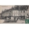 SAINT FLORENTIN - LA PLACE DES FONTAINES - COMMERCES ET ANIMATION - PLIURE D'ANGLE - CARTE DATEE DE 1910.